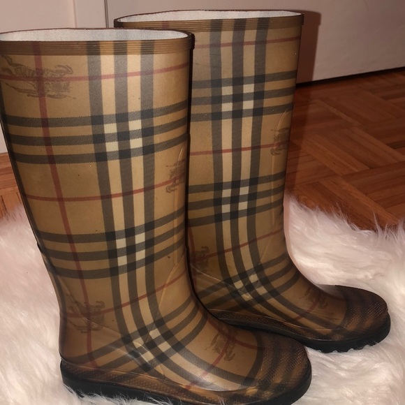 Burberry Rainboots. Size 5 - Picture 4 of 5